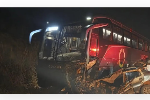 Acidente entre carro e ônibus deixa três mortos em rodovia do interior da Bahia.