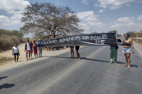 IRECÊ: BR-432  Irecê/Lapão moradores protestam por melhorias